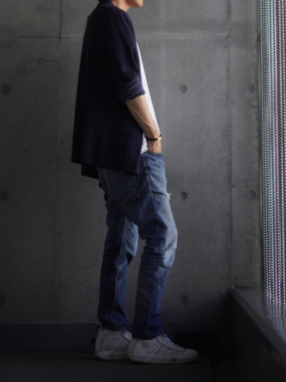 「スニーカー、白スニーカー、デニム、ジーンズ、Tシャツ、白Tシャツ、カーディガン、低身長、低身長コーデ、低身長男子」｜「DIESELのメンズ シューズ スニーカー ハイカット（スニーカー、ホワイト系）」を使った、コバヤシ_トシヒコさん（メンズ・163cm）の夏コーディネートの2枚目の写真
