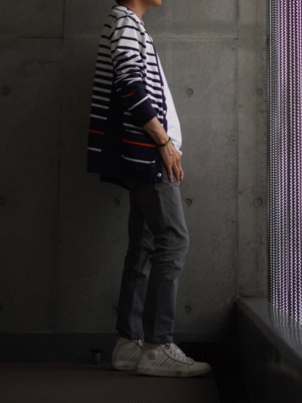 「スニーカー、白スニーカー、デニム、ジーンズ、Tシャツ、カーディガン、白Tシャツ、ボーダー、低身長、低身長コーデ、低身長男子」｜「DIESELのメンズ シューズ スニーカー ハイカット（スニーカー、ホワイト系）」を使った、コバヤシ_トシヒコさん（メンズ・163cm）の夏コーディネートの2枚目の写真