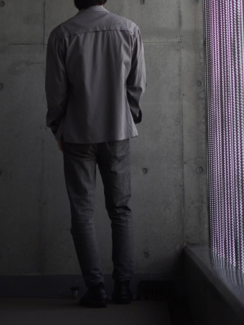 「革靴、デニム、ジーンズ、Tシャツ、黒Tシャツ、シャツスタイル、シャツ、低身長、低身長コーデ、低身長男子」｜「NANO universeのレザーシューズ（ローファー、ブラック系）」を使った、コバヤシ_トシヒコさん（メンズ・163cm）の秋コーディネートの3枚目の写真