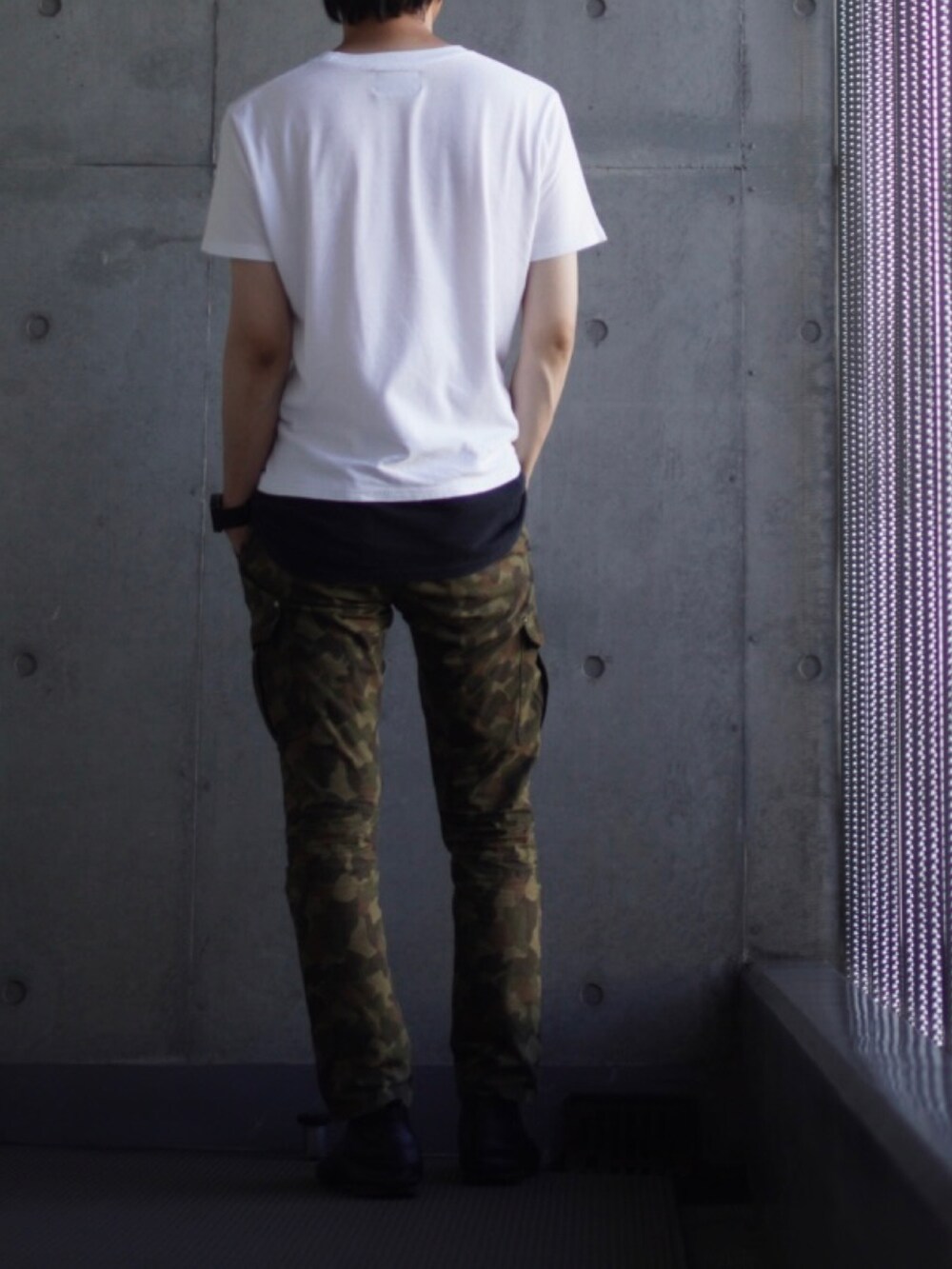 「みんなの白Tフェス、革靴、カーゴパンツ、迷彩、Tシャツ、白Tシャツ、低身長、低身長コーデ、低身長男子」｜「NANO universeのレザーシューズ（ローファー、ブラック系）」を使った、コバヤシ_トシヒコさん（メンズ・163cm）の夏コーディネートの3枚目の写真