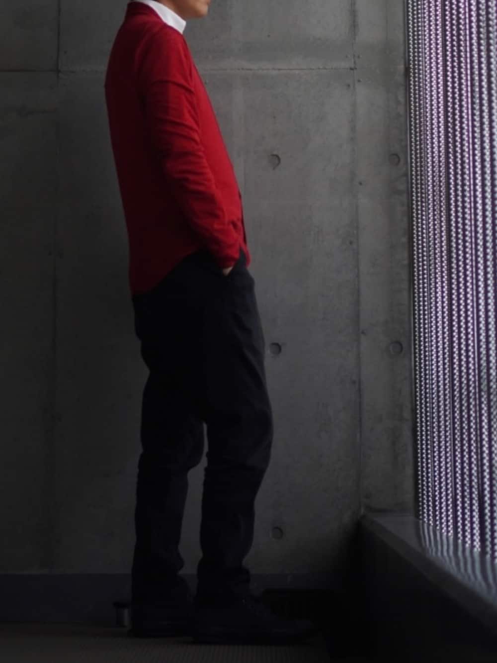 ブラック系のスニーカー、ブラック系のその他パンツ、レッド系のカーディガン/ボレロを着用したメンズの冬コーディネートの2枚目の写真