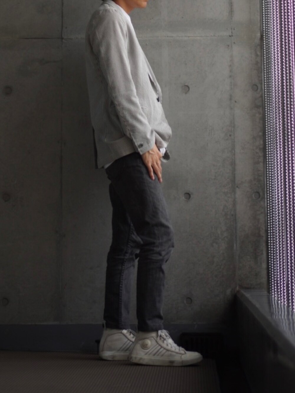 「ワントーンコーデ、スニーカー、白スニーカー、Tシャツ、白Tシャツ、デニム、デニムパンツ、ジーンズ、ジャケット、低身長、低身長コーデ、低身長男子、オトナカジュアル、レイヤードスタイル、大人コーデ」｜「DIESELのメンズ シューズ スニーカー ハイカット（スニーカー、ホワイト系）」を使った、コバヤシ_トシヒコさん（メンズ・163cm）の秋コーディネートの2枚目の写真