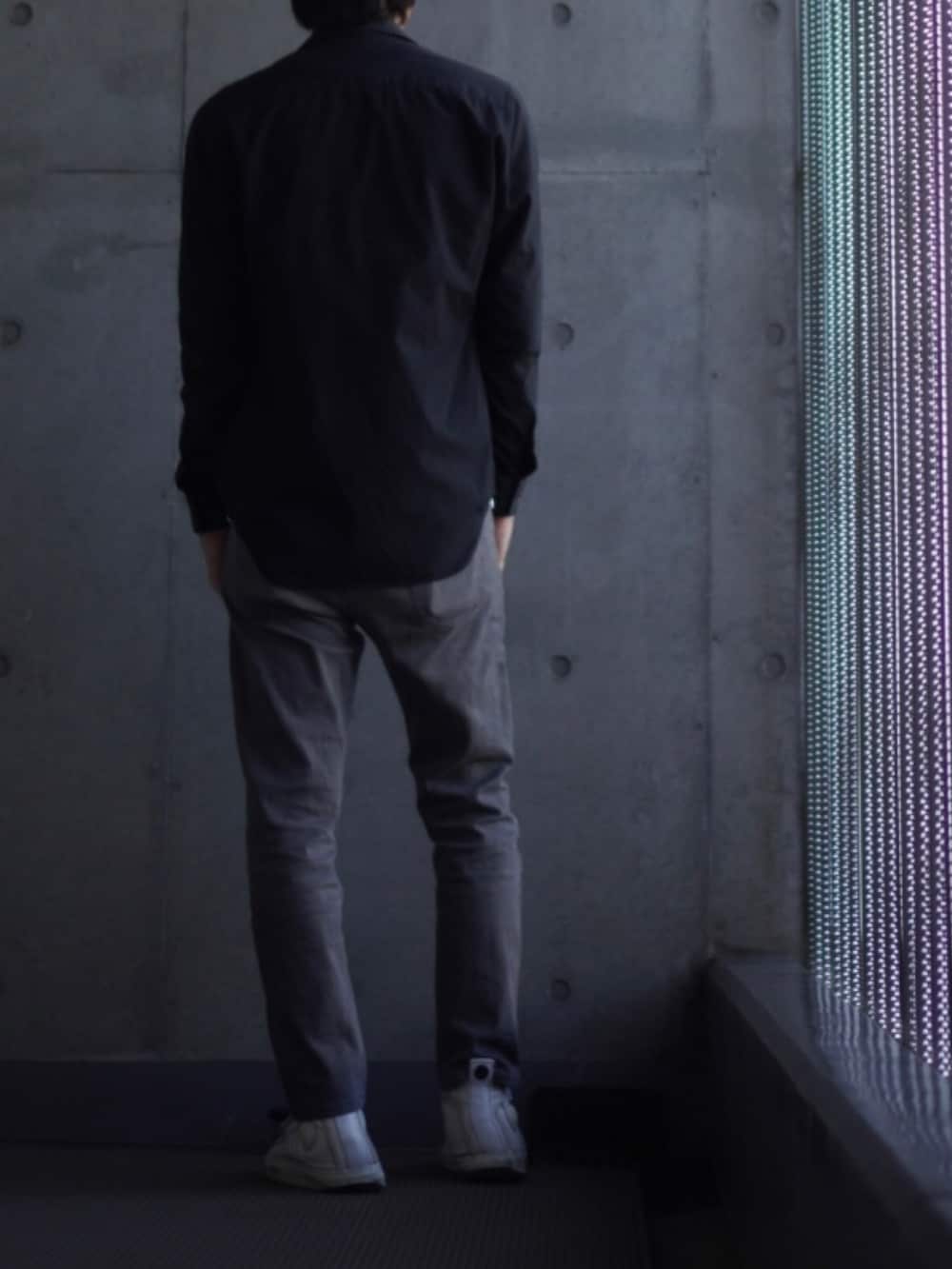 ホワイト系のスニーカー、グレー系のデニムパンツ、その他のTシャツ/カットソーを着用したメンズの秋コーディネートの3枚目の写真