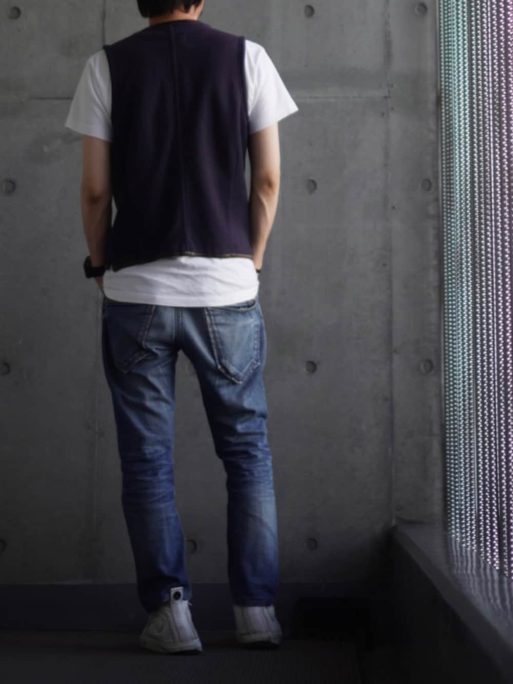 「ベスト、ジレ、スニーカー、白スニーカー、デニム、ジーンズ、Tシャツ、白Tシャツ、低身長、低身長コーデ、低身長男子」｜「DIESELのメンズ シューズ スニーカー ハイカット（スニーカー、ホワイト系）」を使った、コバヤシ_トシヒコさん（メンズ・163cm）の夏コーディネートの3枚目の写真