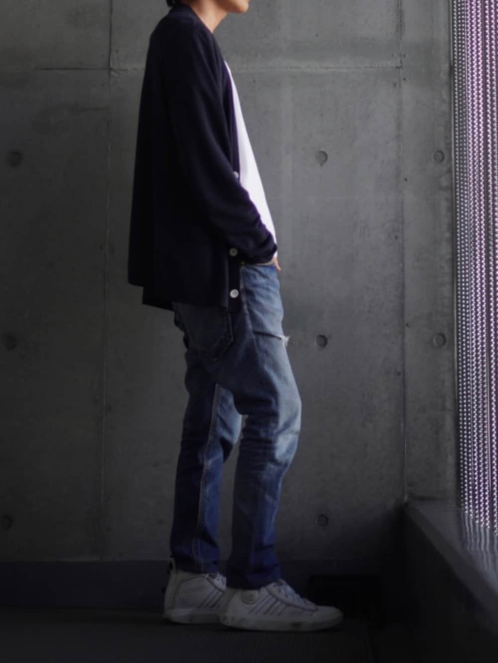 「ストリート、スニーカー、白スニーカー、デニム、ジーンズ、Tシャツ、白Tシャツ、カーディガン、低身長、低身長コーデ、低身長男子」｜「DIESELのメンズ シューズ スニーカー ハイカット（スニーカー、ホワイト系）」を使った、コバヤシ_トシヒコさん（メンズ・163cm）の夏コーディネートの2枚目の写真