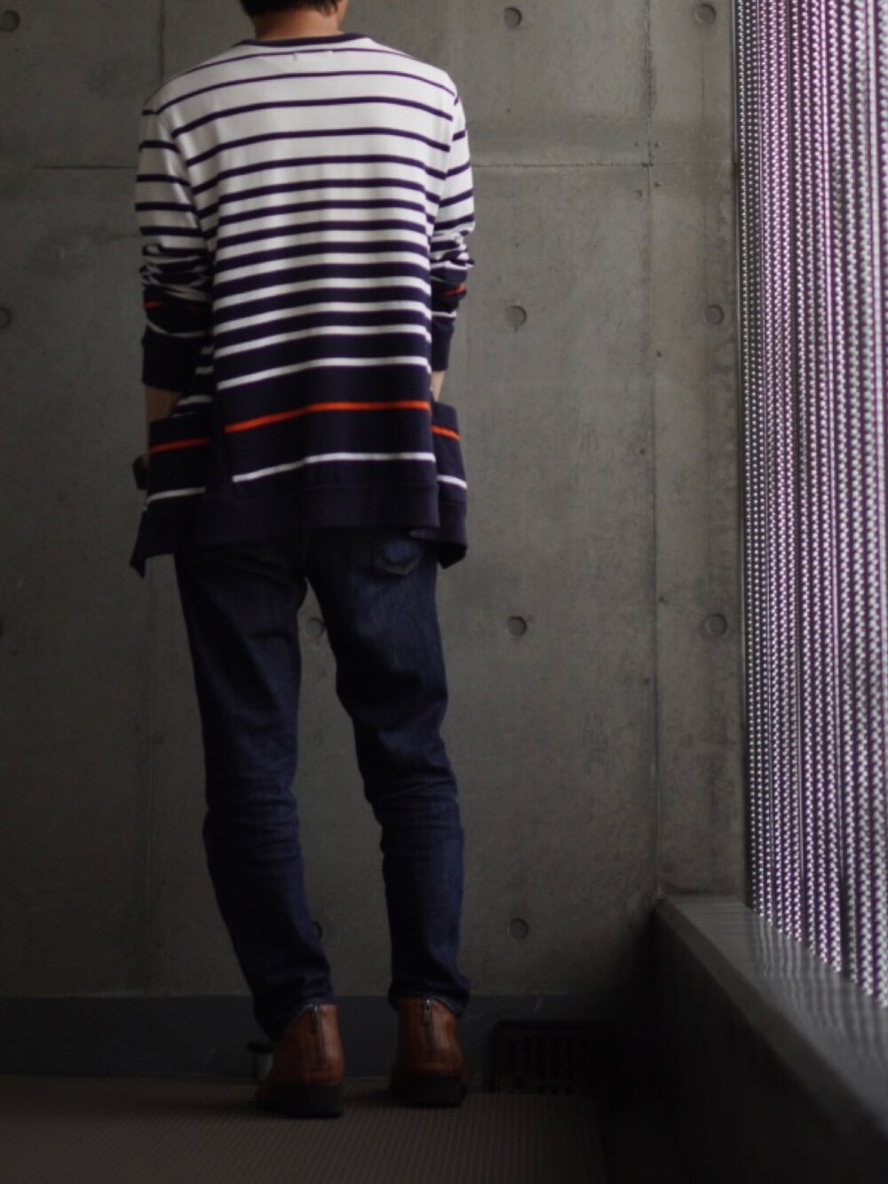 イエロー系のブーツ、ブルー系のデニムパンツ、ホワイト系のTシャツ/カットソーを着用したメンズの夏コーディネートの3枚目の写真