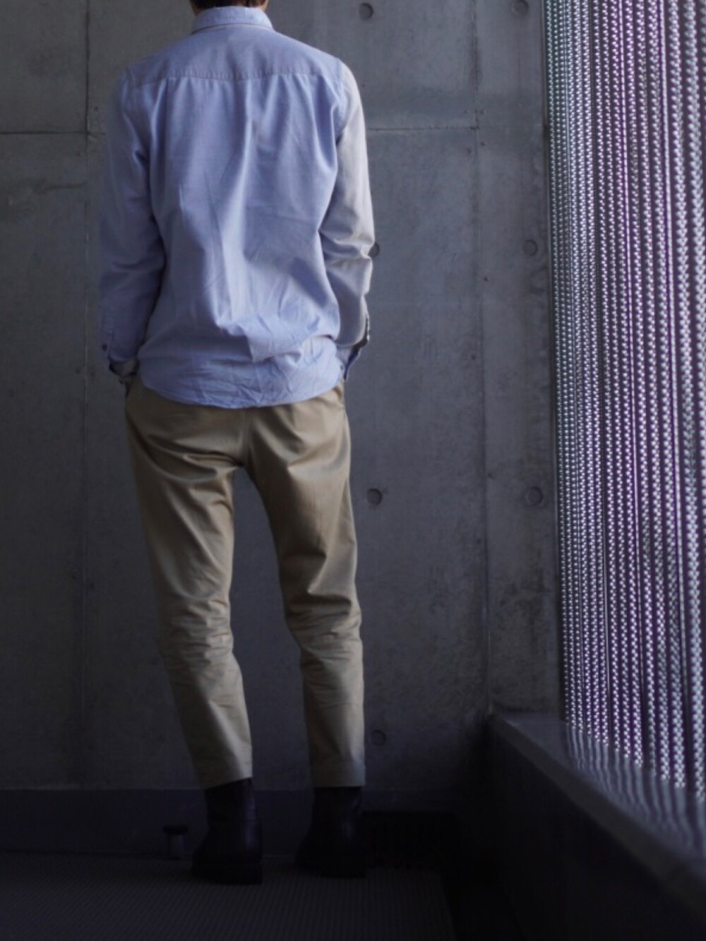 ブラウン系のブーツ、ベージュ系のチノパンツ、その他のシャツ/ブラウスを着用したメンズの春コーディネートの3枚目の写真