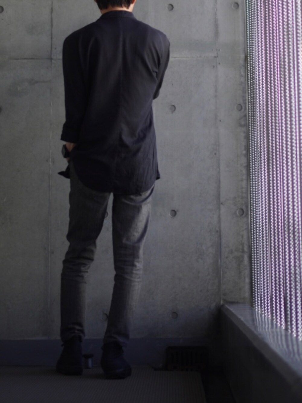 ブラック系のスニーカー、ブラック系のデニムパンツ、ブラック系のシャツ/ブラウスを着用したメンズの夏コーディネートの2枚目の写真