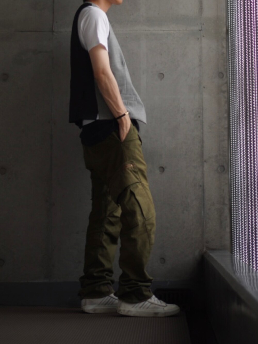「スニーカー、白スニーカー、カーゴパンツ、Tシャツ、白Tシャツ、ベスト、ジレ、低身長、低身長コーデ、低身長男子」｜「DIESELのメンズ シューズ スニーカー ハイカット（スニーカー、ホワイト系）」を使った、コバヤシ_トシヒコさん（メンズ・163cm）の夏コーディネートの2枚目の写真