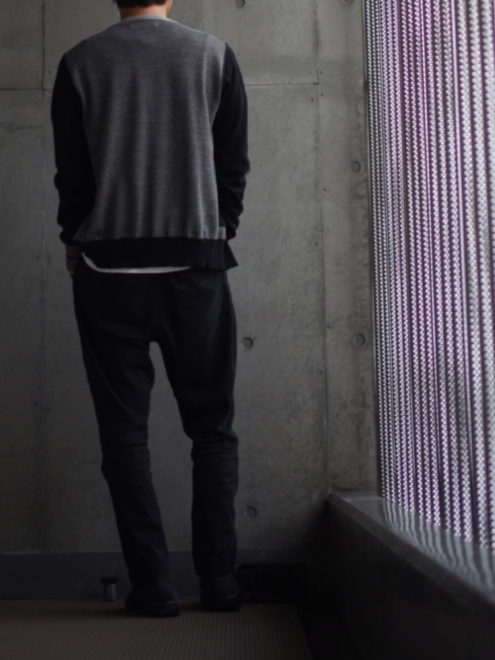 「カーディガン、スニーカー、黒スニーカー、テーパードパンツ、Tシャツ、白Tシャツ、低身長、低身長コーデ、低身長男子」｜「CONVERSEのconverse コンバース ALL STAR HI オールスター ハイ 3206 BLKﾓﾉｸﾛｰﾑ（スニーカー、ブラック系）」を使った、コバヤシ_トシヒコさん（メンズ・163cm）の秋コーディネートの3枚目の写真