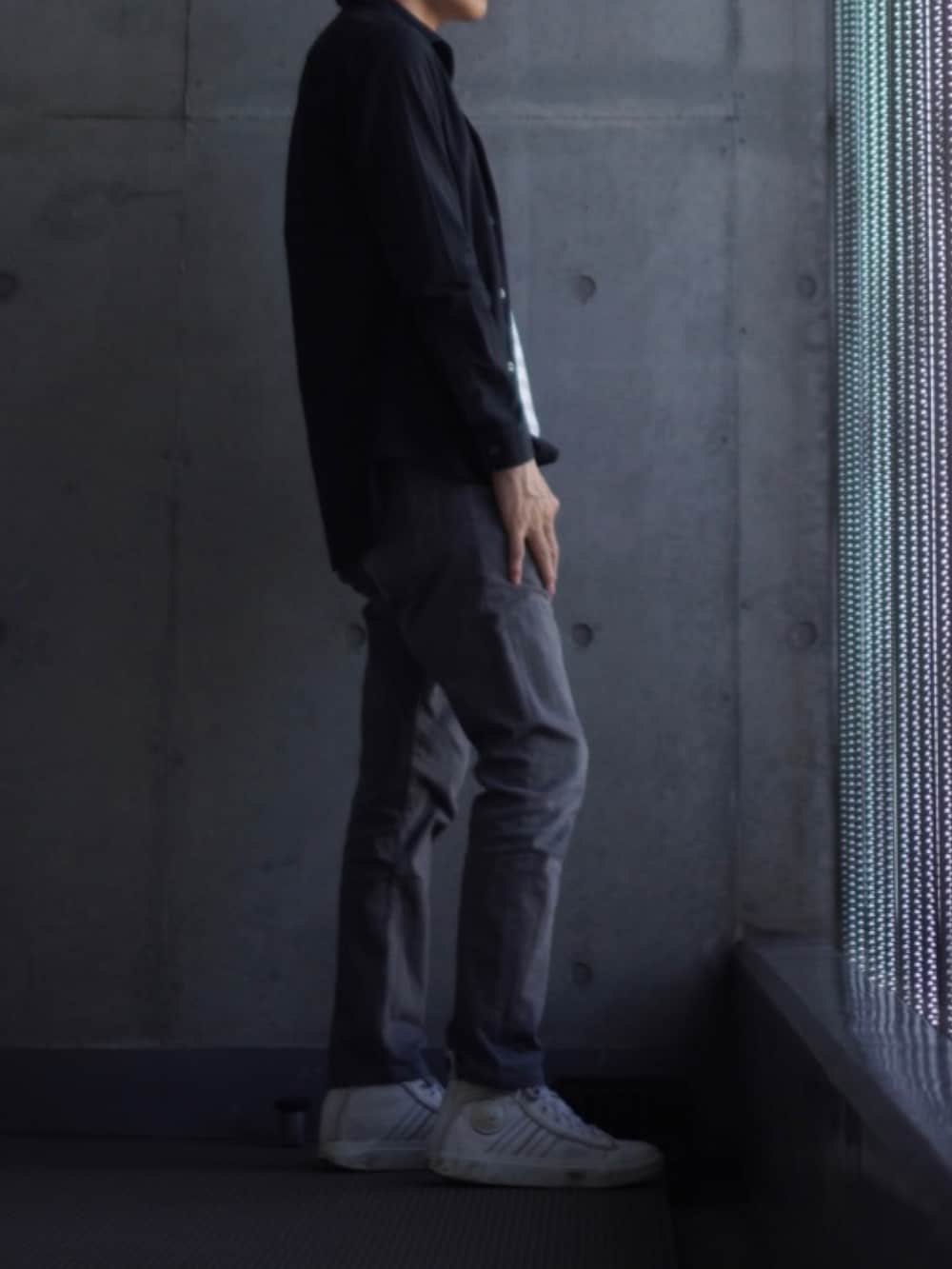 ホワイト系のスニーカー、グレー系のデニムパンツ、その他のTシャツ/カットソーを着用したメンズの秋コーディネートの2枚目の写真