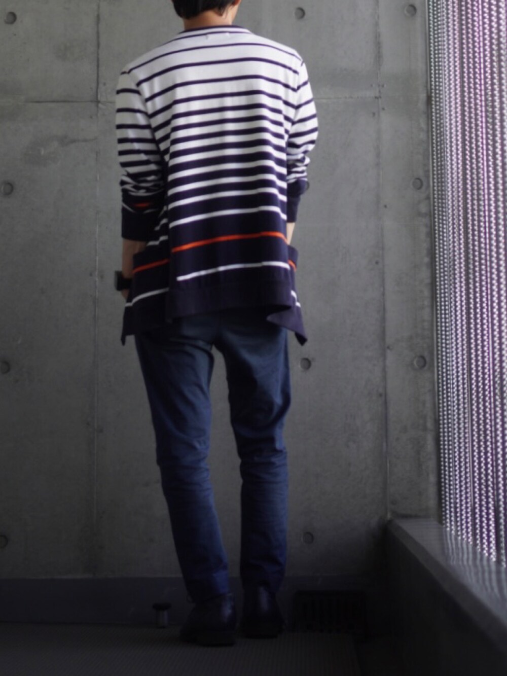 「革靴、チノパン、Tシャツ、白Tシャツ、カーディガン、ボーダー、低身長、低身長コーデ、低身長男子」｜「DEDESKENの  [日本製本革]履いた時のシルエットがきれいなチャッカーブーツ/  DEDESKEN 10561（ブーツ、ブルー系）」を使った、コバヤシ_トシヒコさん（メンズ・163cm）の夏コーディネートの3枚目の写真