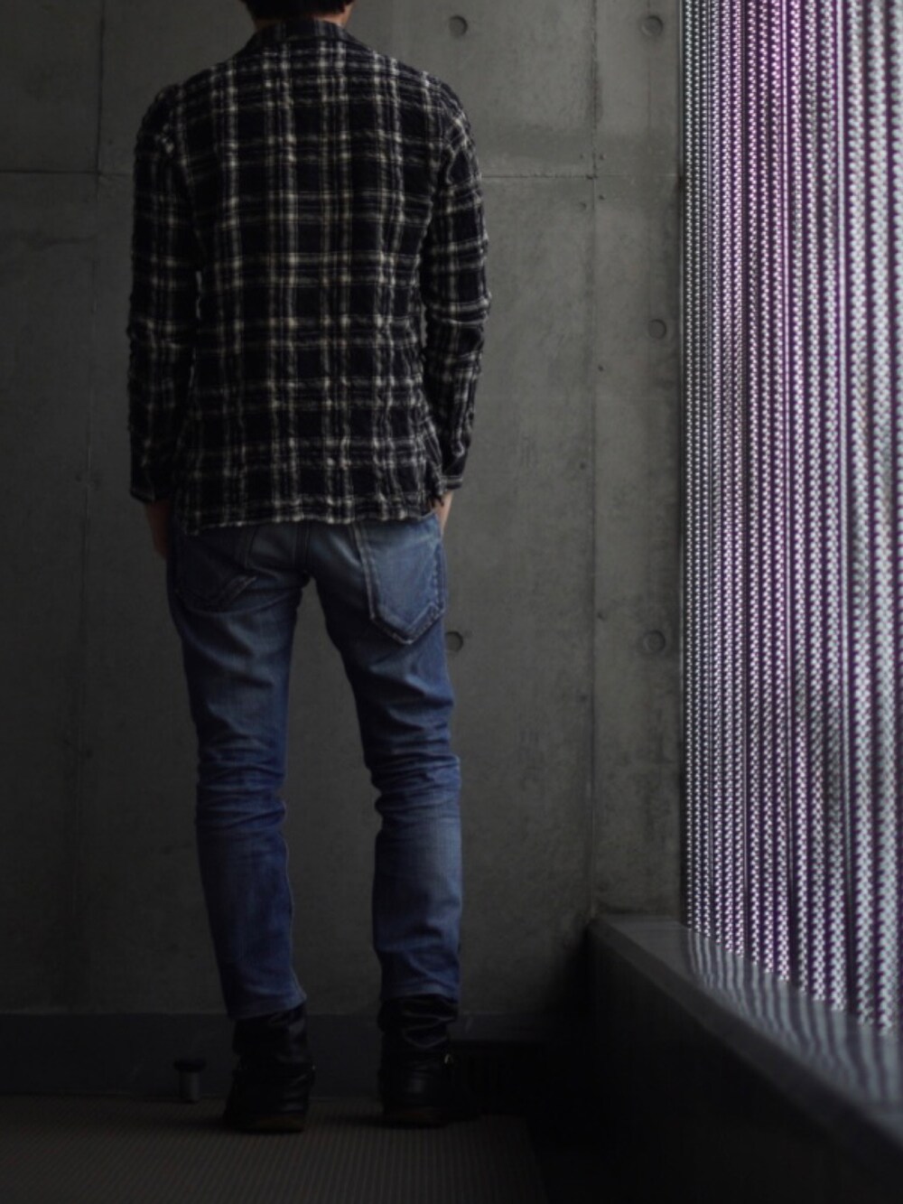 ブラック系のブーツ、ブルー系のデニムパンツ、ホワイト系のTシャツ/カットソーを着用したメンズの冬コーディネートの3枚目の写真