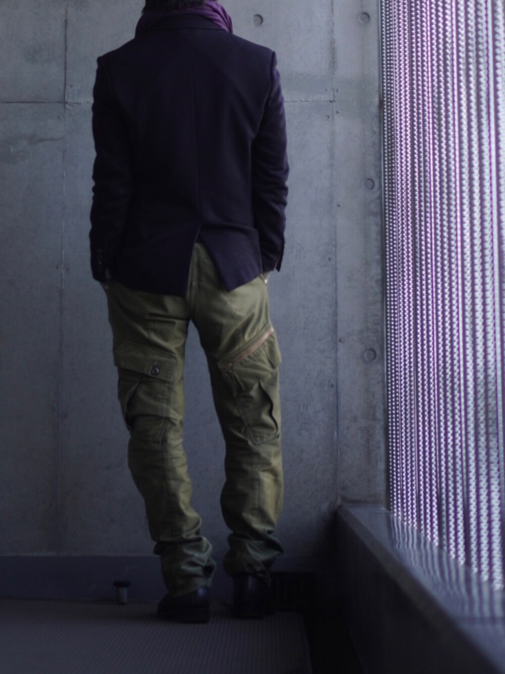 グリーン系のカーゴパンツ、ブラック系のブーツ、ブルー系のテーラードジャケットを着用したメンズの冬コーディネートの3枚目の写真