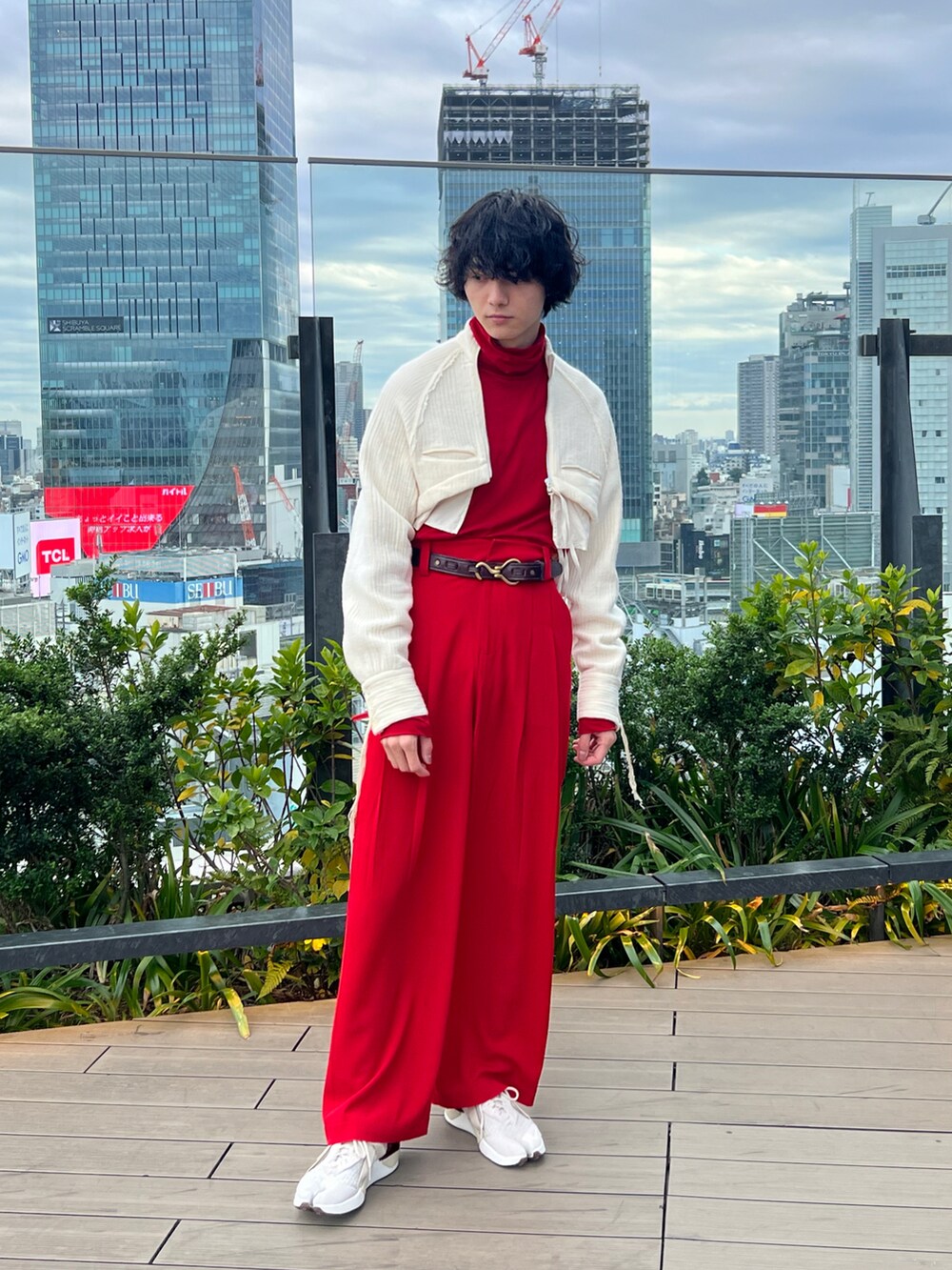 ホワイト系のその他アウター、レッド系のその他トップス、レッド系のスラックスを着用したメンズの秋コーディネートの3枚目の写真