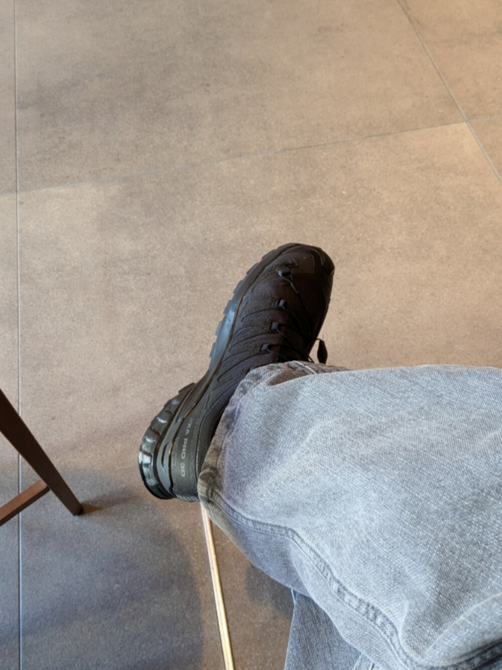 グレー系のその他アウター、ブラック系のショルダーバッグ、グレー系のデニムパンツを着用したメンズの冬コーディネートの4枚目の写真