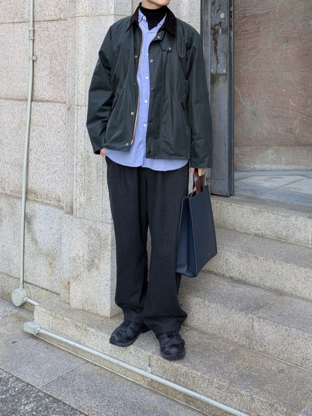 グリーン系のブルゾン、ブルー系のシャツ/ブラウス、グレー系のスウェットパンツを着用したメンズの冬コーディネートの2枚目の写真