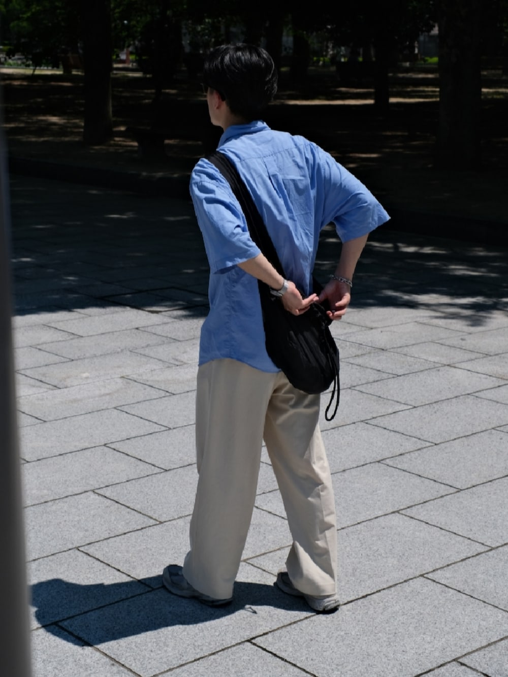 ブルー系のシャツ/ブラウス、ブラック系のショルダーバッグ、グレー系のスニーカーを着用したメンズの秋コーディネートの2枚目の写真