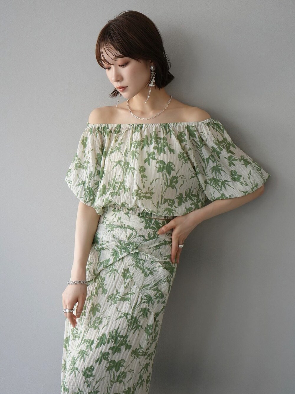 グリーン系のセットアップを着用したレディースの夏コーディネートの2枚目の写真