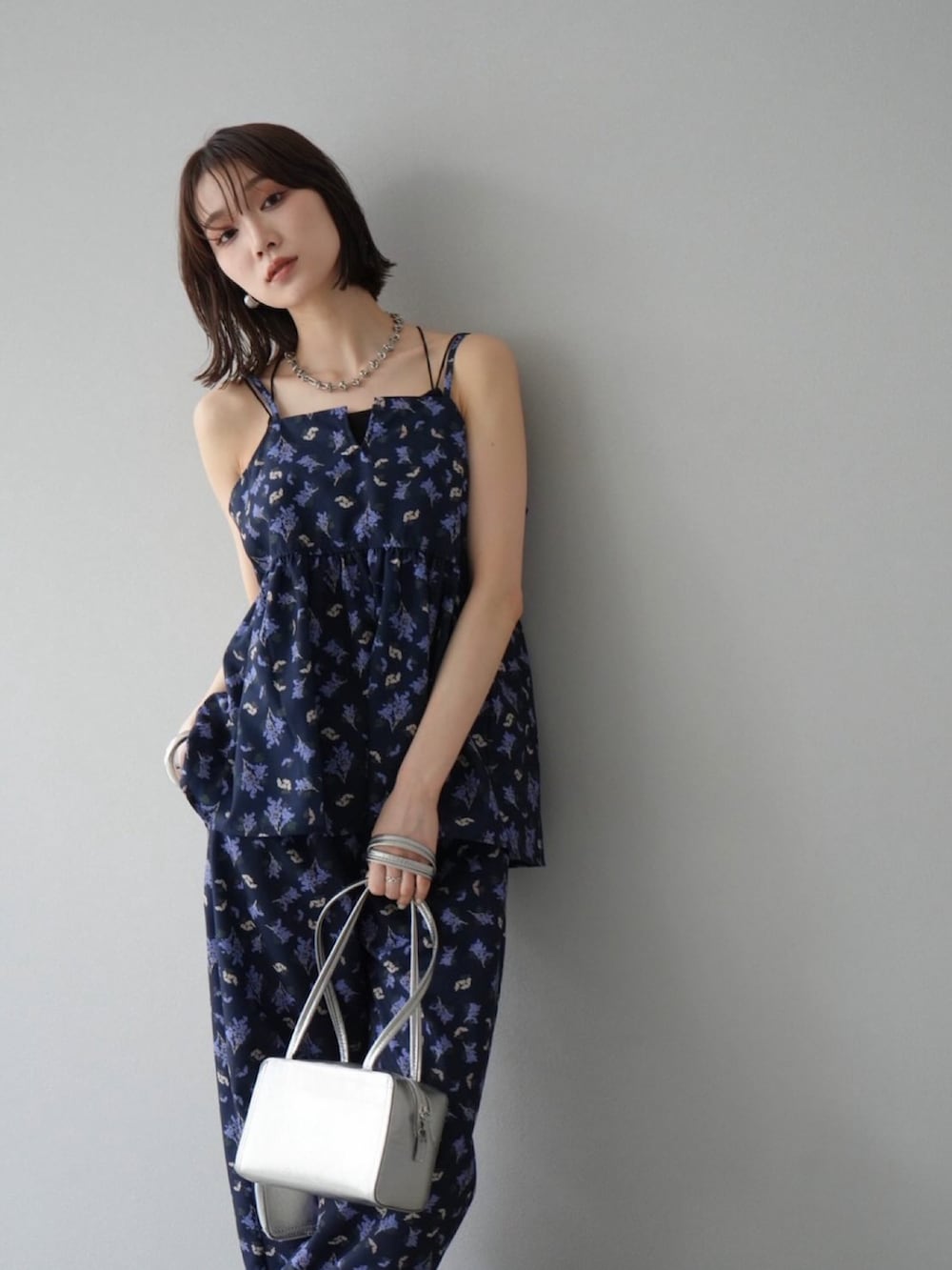 ブルー系のセットアップを着用したレディースの夏コーディネートの2枚目の写真