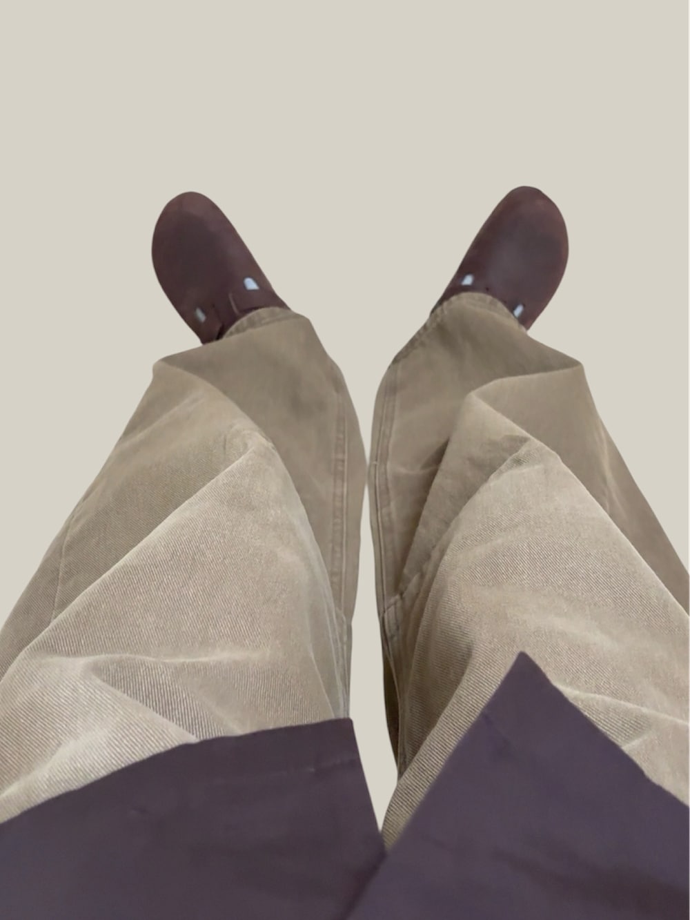 ブラウン系のシャツ/ブラウス、ブラウン系のサンダル、グリーン系のトートバッグを着用したレディースの夏コーディネートの2枚目の写真