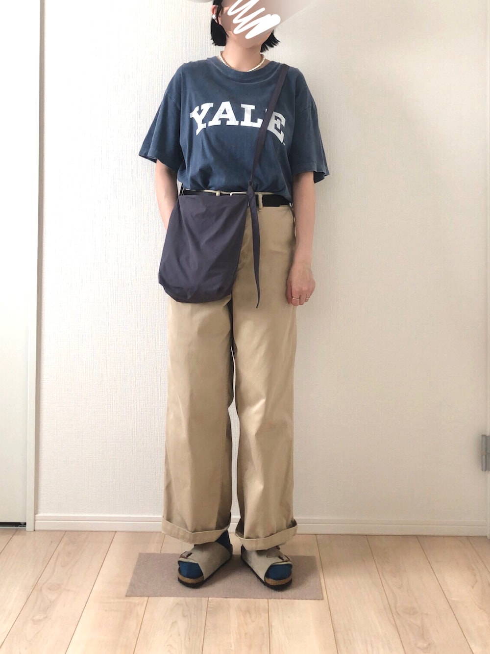 ブルー系のTシャツ/カットソー、ブルー系のショルダーバッグ、ベージュ系のチノパンツを着用したレディースの夏コーディネートの2枚目の写真