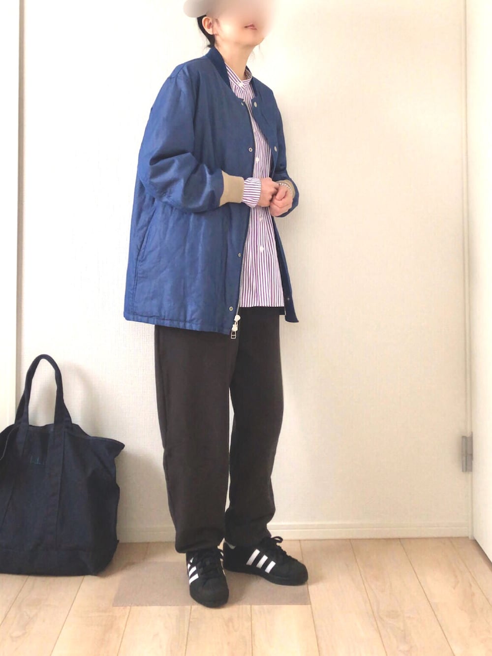 パープル系のシャツ/ブラウス、ゴールド系のブルゾン、グレー系のスウェットパンツを着用したレディースの春コーディネートの2枚目の写真