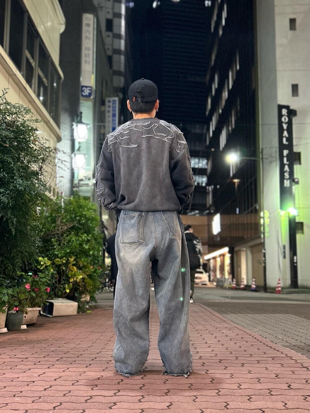 「LHP、Danke schon、DankeSchon、ダンケシェーン、whiteland、WHITELAND BLACKBURN、ホワイトランド、カジュアル、ストリート、冬コーデ」｜「DANKE SCHONのDankeSchon/ダンケシェーン/SPRAYED SWT CN（スウェット、ブラック系）」を使った、エンジョウジさん（メンズ・168cm）の冬コーディネートの2枚目の写真