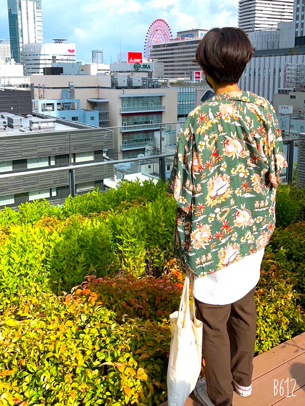 ブラウン系のその他パンツを着用したレディースの夏コーディネートの2枚目の写真