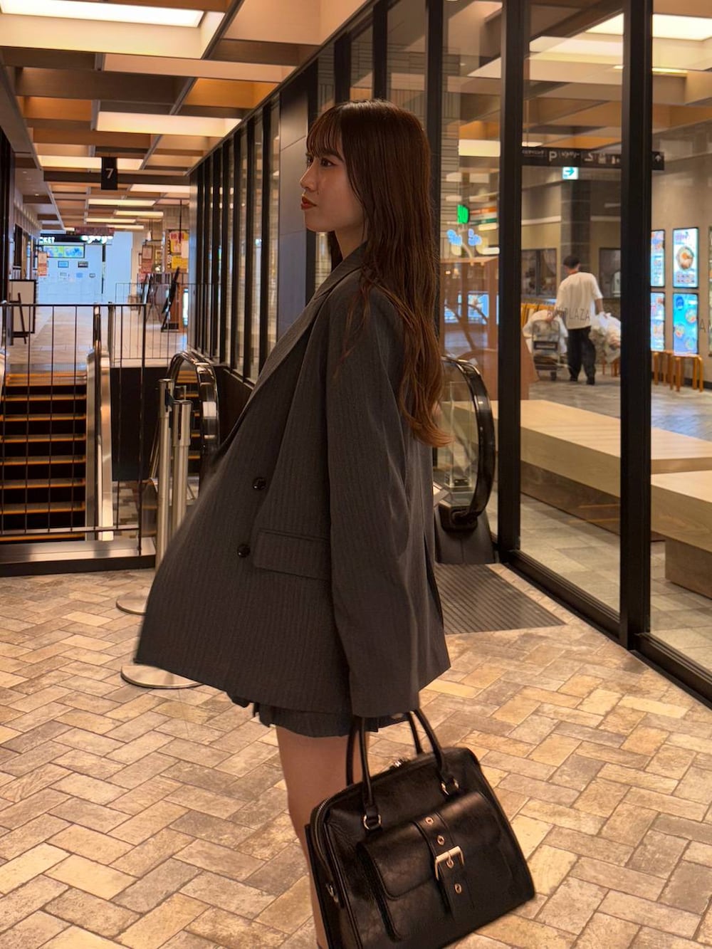 「韓国系、着痩せ・細見え、モテ、骨格ウェーブ、Heather、ロングヘア、セットアップ、ジャケット、ミニスカート、ヘザーのアウター_Heather、アウター、オーバーサイズ、ゆったり、モノトーン、モード」｜「Heatherのオーバーミドルテーラードジャケット　314405（テーラードジャケット、グレー系）」を使った、sakikaさん（レディース・163cm）の夏コーディネートの4枚目の写真