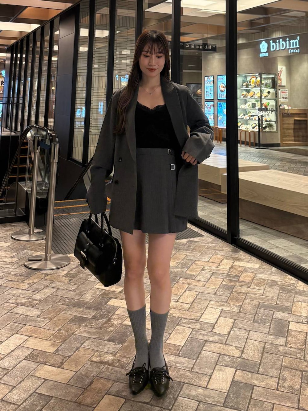 「韓国系、着痩せ・細見え、モテ、骨格ウェーブ、Heather、ロングヘア、セットアップ、ジャケット、ミニスカート、ヘザーのアウター_Heather、アウター、オーバーサイズ、ゆったり、モノトーン、モード」｜「Heatherのオーバーミドルテーラードジャケット　314405（テーラードジャケット、グレー系）」を使った、sakikaさん（レディース・163cm）の夏コーディネートの6枚目の写真