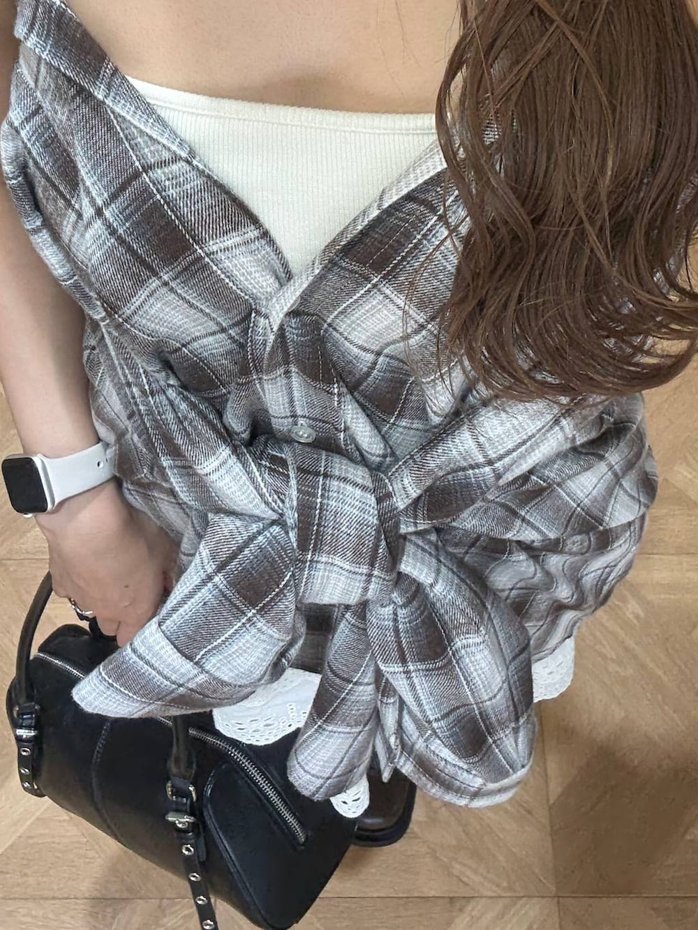 「韓国系、着痩せ・細見え、モテ、骨格ウェーブ、Heather、ロングヘア、シャツ、チェック、ワントーン、ヘザーの美脚ブーツ_Heather、ブーツ、フェミニン、オーバーサイズ、ゆったり、秋コーデ」|「Heatherのカップツキリブキャミ2 279752(キャミソール、ホワイト系)」を使った、sakikaさん(レディース・163cm)の夏コーディネートの7枚目の写真