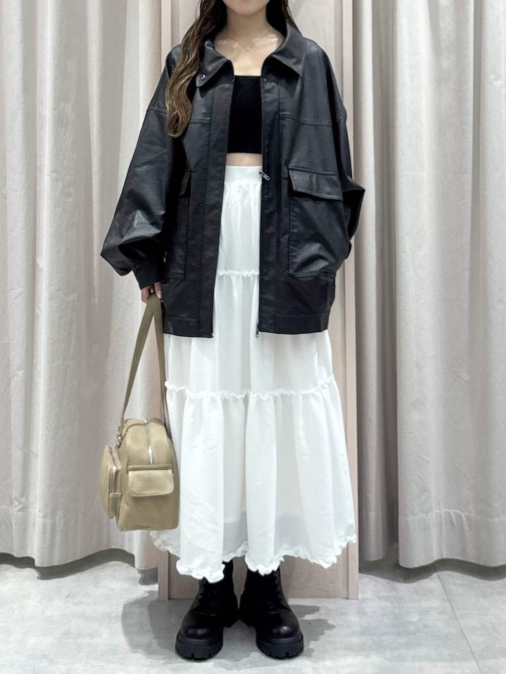 ブラック系のキャミソール、ブラック系のブルゾン、ベージュ系のボストンバッグを着用したレディースの秋コーディネートの9枚目の写真