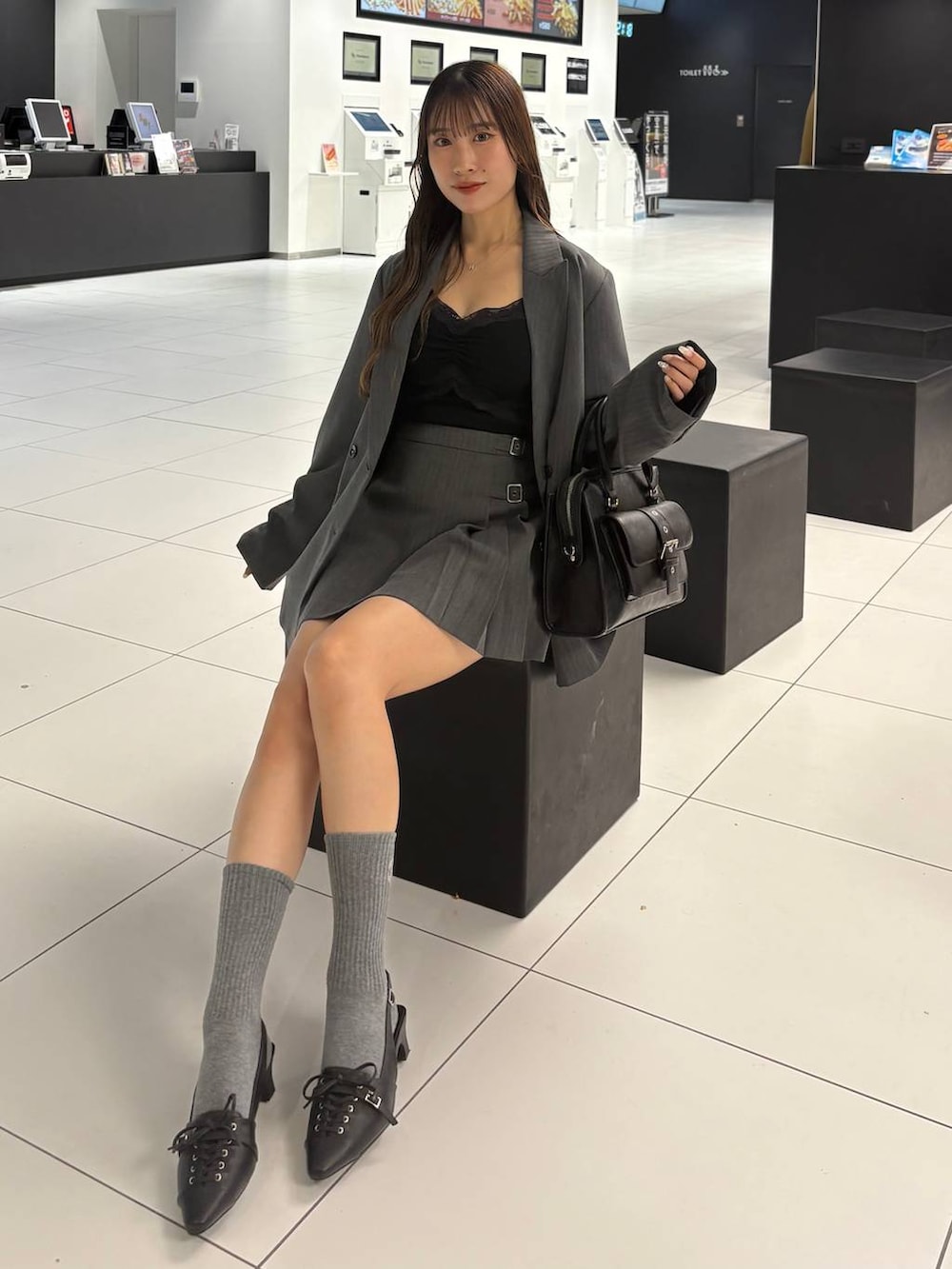 「韓国系、着痩せ・細見え、モテ、骨格ウェーブ、Heather、ロングヘア、セットアップ、ジャケット、ミニスカート、ヘザーのアウター_Heather、アウター、オーバーサイズ、ゆったり、モノトーン、モード」｜「Heatherのオーバーミドルテーラードジャケット　314405（テーラードジャケット、グレー系）」を使った、sakikaさん（レディース・163cm）の夏コーディネートの8枚目の写真