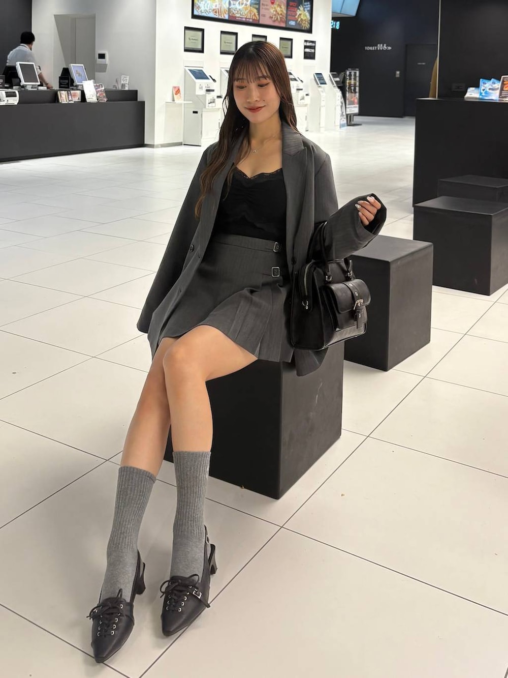「韓国系、着痩せ・細見え、モテ、骨格ウェーブ、Heather、ロングヘア、セットアップ、ジャケット、ミニスカート、ヘザーのアウター_Heather、アウター、オーバーサイズ、ゆったり、モノトーン、モード」｜「Heatherのオーバーミドルテーラードジャケット　314405（テーラードジャケット、グレー系）」を使った、sakikaさん（レディース・163cm）の夏コーディネートの3枚目の写真