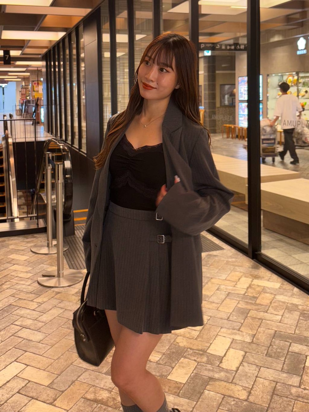 「韓国系、着痩せ・細見え、モテ、骨格ウェーブ、Heather、ロングヘア、セットアップ、ジャケット、ミニスカート、ヘザーのアウター_Heather、アウター、オーバーサイズ、ゆったり、モノトーン、モード」｜「Heatherのオーバーミドルテーラードジャケット　314405（テーラードジャケット、グレー系）」を使った、sakikaさん（レディース・163cm）の夏コーディネートの2枚目の写真