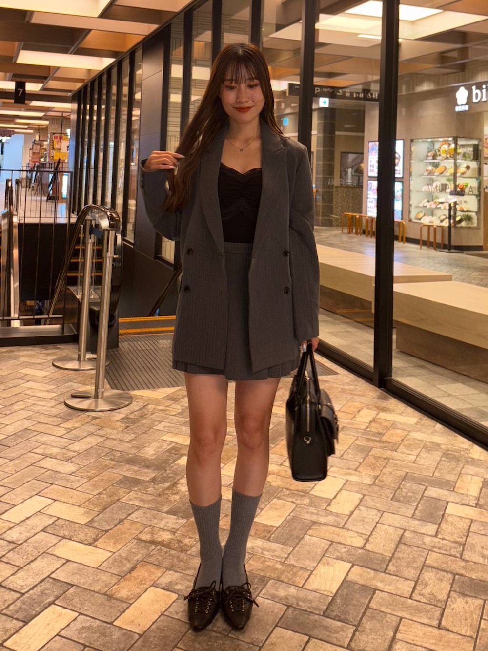 「韓国系、着痩せ・細見え、モテ、骨格ウェーブ、Heather、ロングヘア、セットアップ、ジャケット、ミニスカート、ヘザーのアウター_Heather、アウター、オーバーサイズ、ゆったり、モノトーン、モード」｜「Heatherのオーバーミドルテーラードジャケット　314405（テーラードジャケット、グレー系）」を使った、sakikaさん（レディース・163cm）の夏コーディネートの9枚目の写真