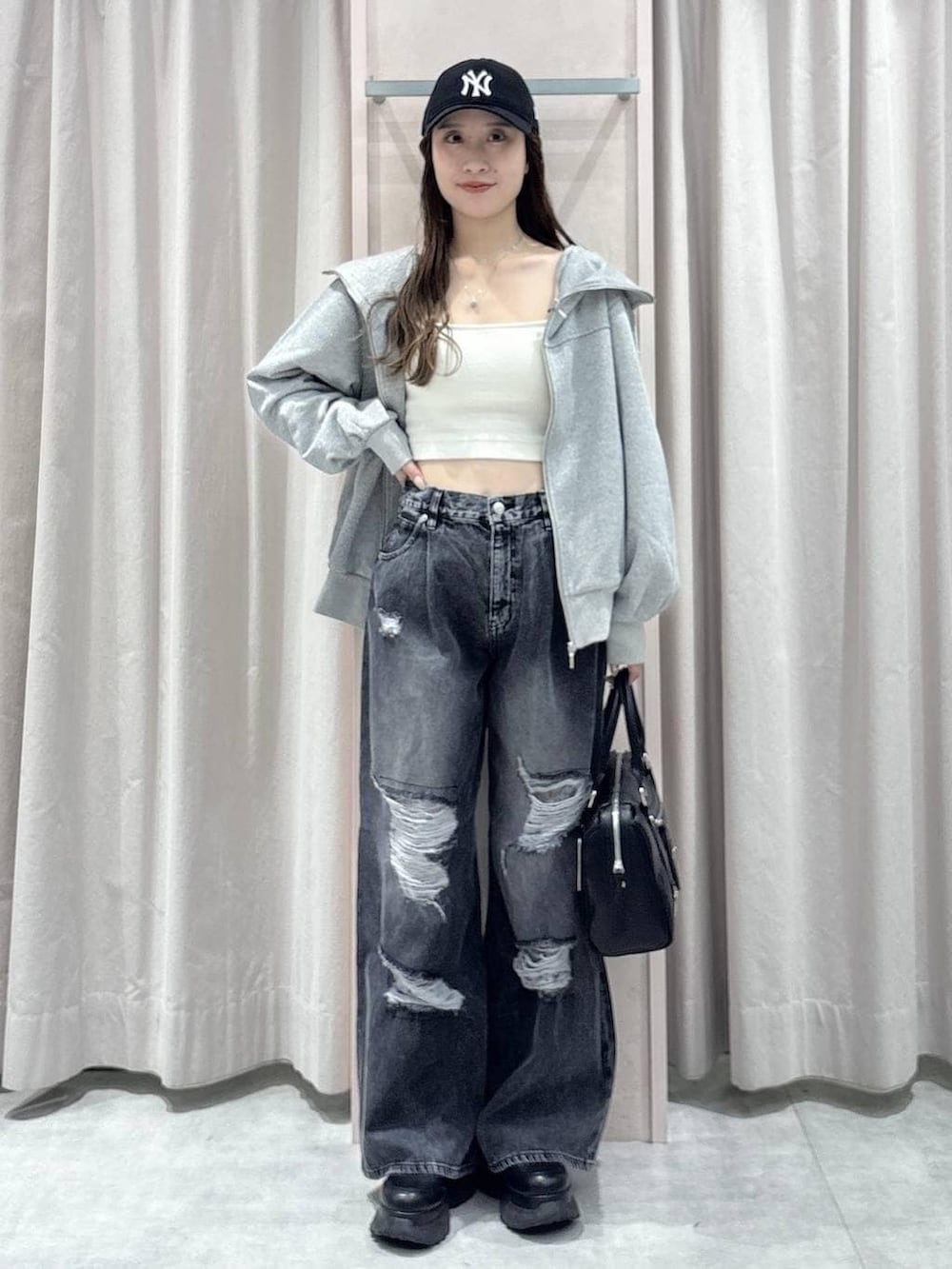 IKEAのクマの着せ替えお洋服　パーカー　デニムパンツ　2段ギャザースカート sakika(Heather アミュプラザくまもと)｜Heatherのスニーカーを使った