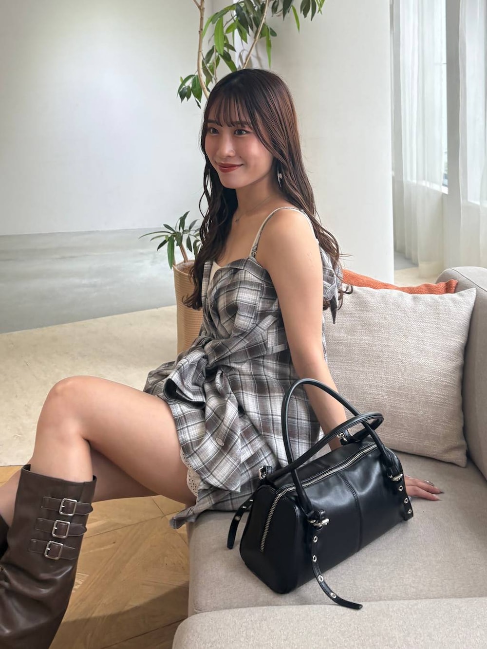 「韓国系、着痩せ・細見え、モテ、骨格ウェーブ、Heather、ロングヘア、シャツ、チェック、ワントーン、ヘザーの美脚ブーツ_Heather、ブーツ、フェミニン、オーバーサイズ、ゆったり、秋コーデ」|「Heatherのカップツキリブキャミ2 279752(キャミソール、ホワイト系)」を使った、sakikaさん(レディース・163cm)の夏コーディネートの4枚目の写真