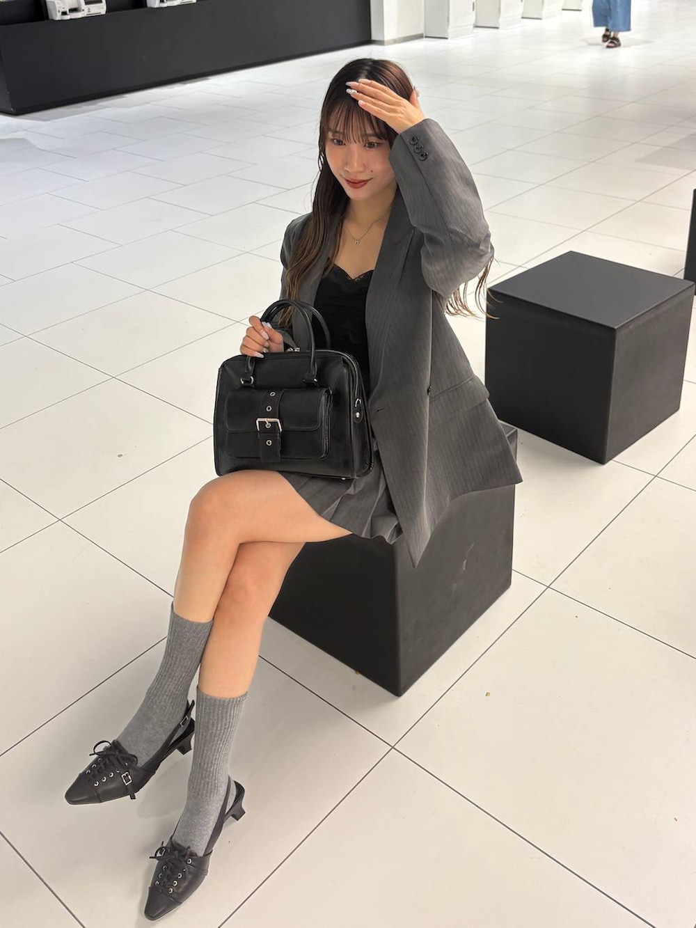 「韓国系、着痩せ・細見え、モテ、骨格ウェーブ、Heather、ロングヘア、セットアップ、ジャケット、ミニスカート、ヘザーのアウター_Heather、アウター、オーバーサイズ、ゆったり、モノトーン、モード」｜「Heatherのオーバーミドルテーラードジャケット　314405（テーラードジャケット、グレー系）」を使った、sakikaさん（レディース・163cm）の夏コーディネートの5枚目の写真