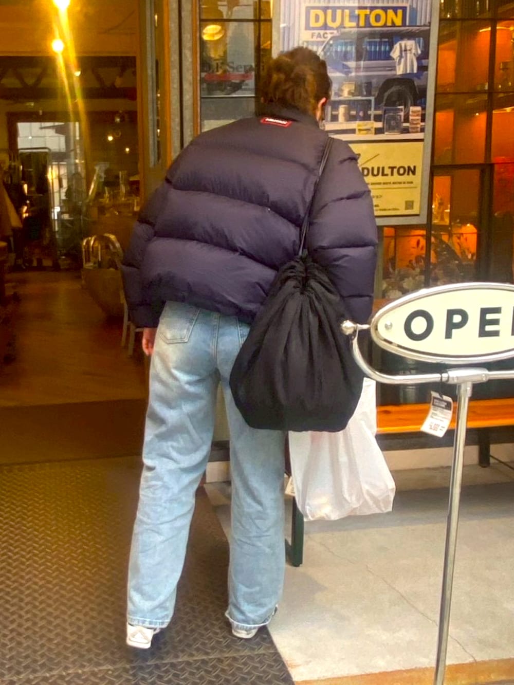 ホワイト系のスニーカー、ホワイト系のベスト、ホワイト系のTシャツ/カットソーを着用したレディースの春コーディネートの2枚目の写真