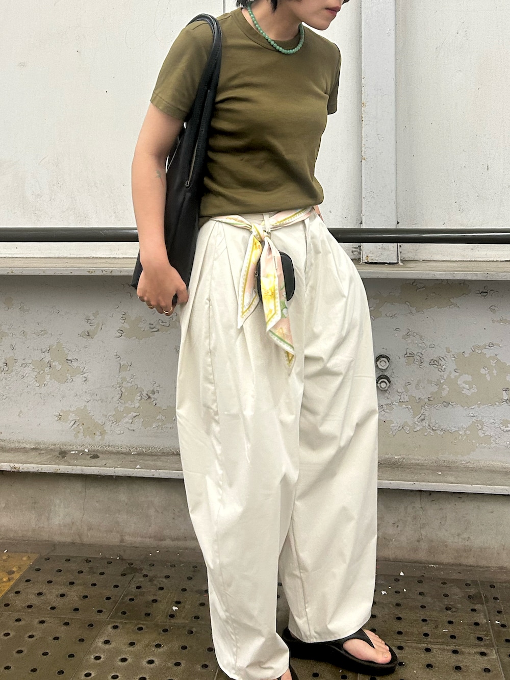 ホワイト系のその他パンツ、ブラック系のサンダル、グリーン系のTシャツ/カットソーを着用したレディースの夏コーディネートの2枚目の写真
