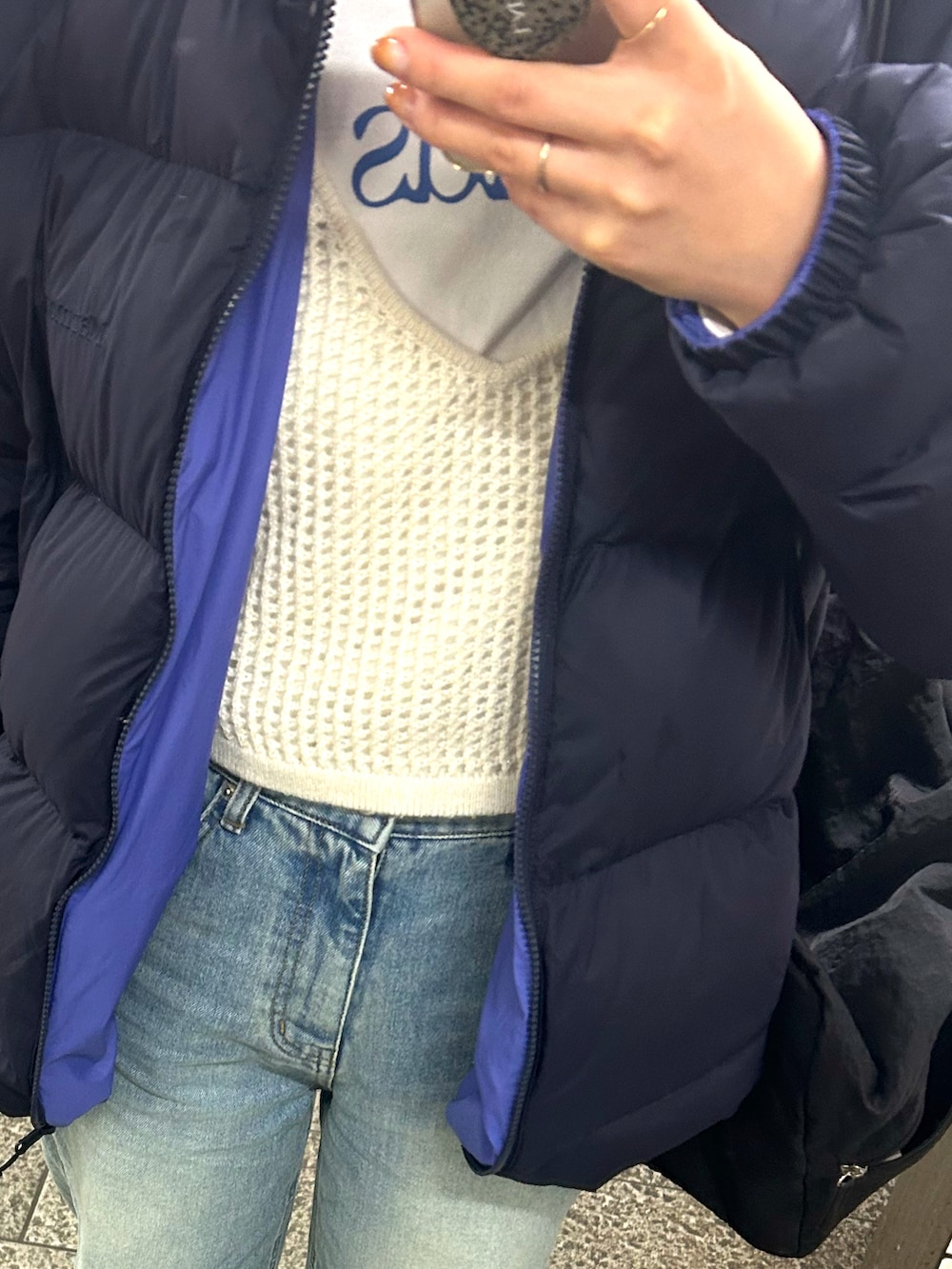 ホワイト系のスニーカー、ホワイト系のベスト、ホワイト系のTシャツ/カットソーを着用したレディースの春コーディネートの3枚目の写真