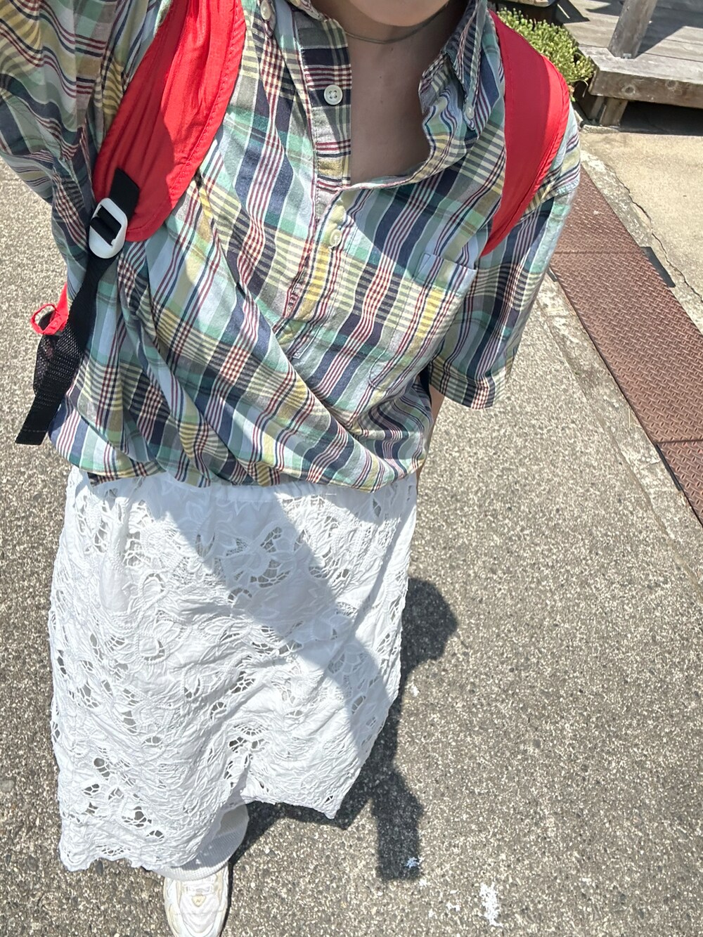 ベージュ系のスニーカー、ブルー系のシャツ/ブラウス、グレー系のスウェットパンツを着用したレディースの春コーディネートの2枚目の写真