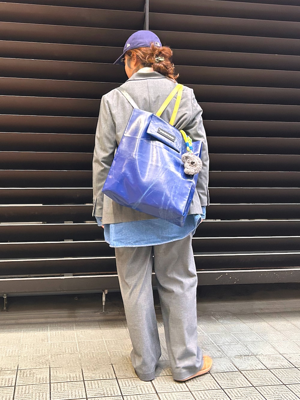 グレー系のテーラードジャケット、グレー系のスラックス、ブラウン系のスカートを着用したレディースの春コーディネートの5枚目の写真