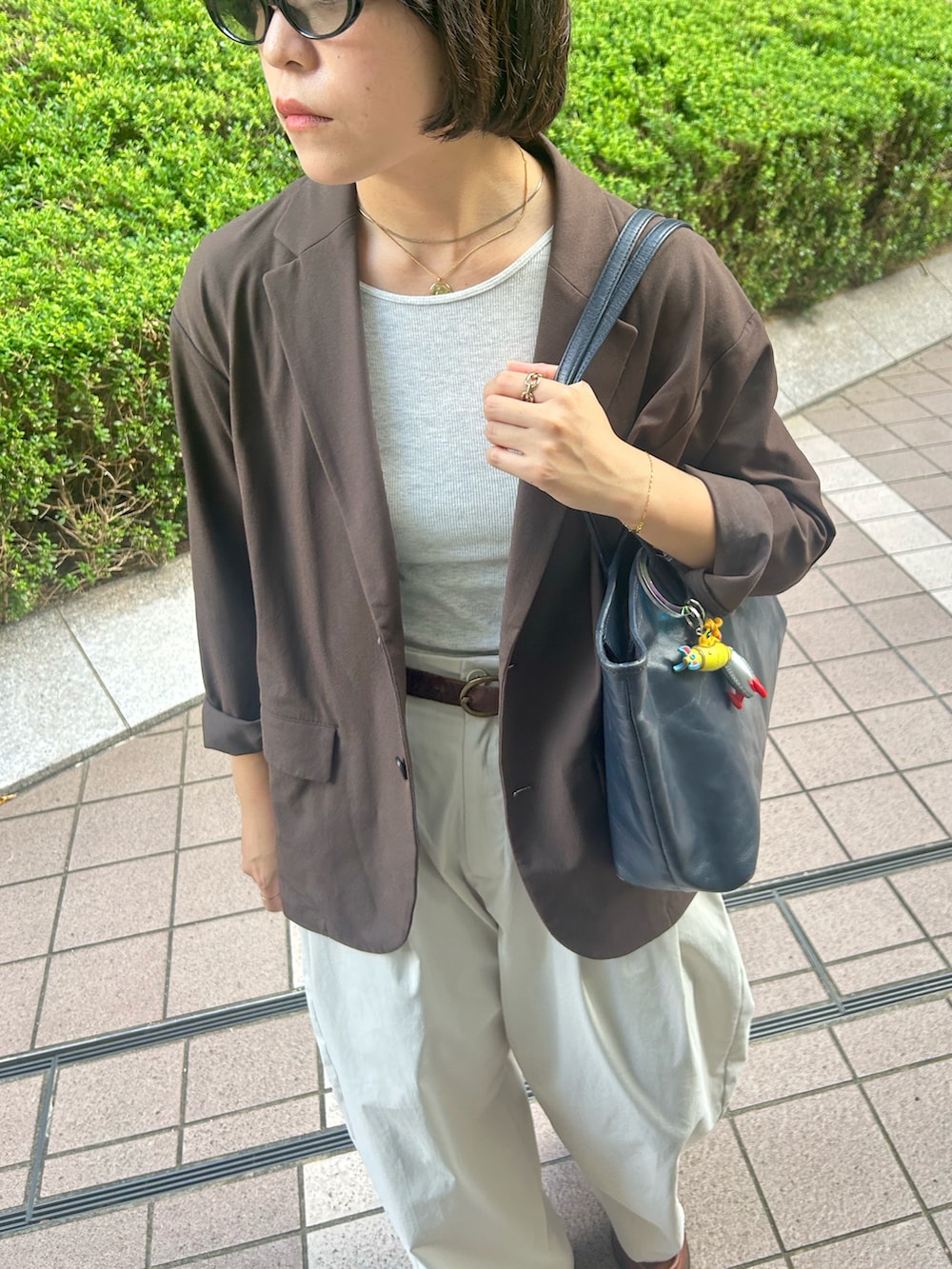 ホワイト系のその他パンツ、ブラウン系のテーラードジャケット、グレー系のTシャツ/カットソーを着用したレディースの秋コーディネートの2枚目の写真