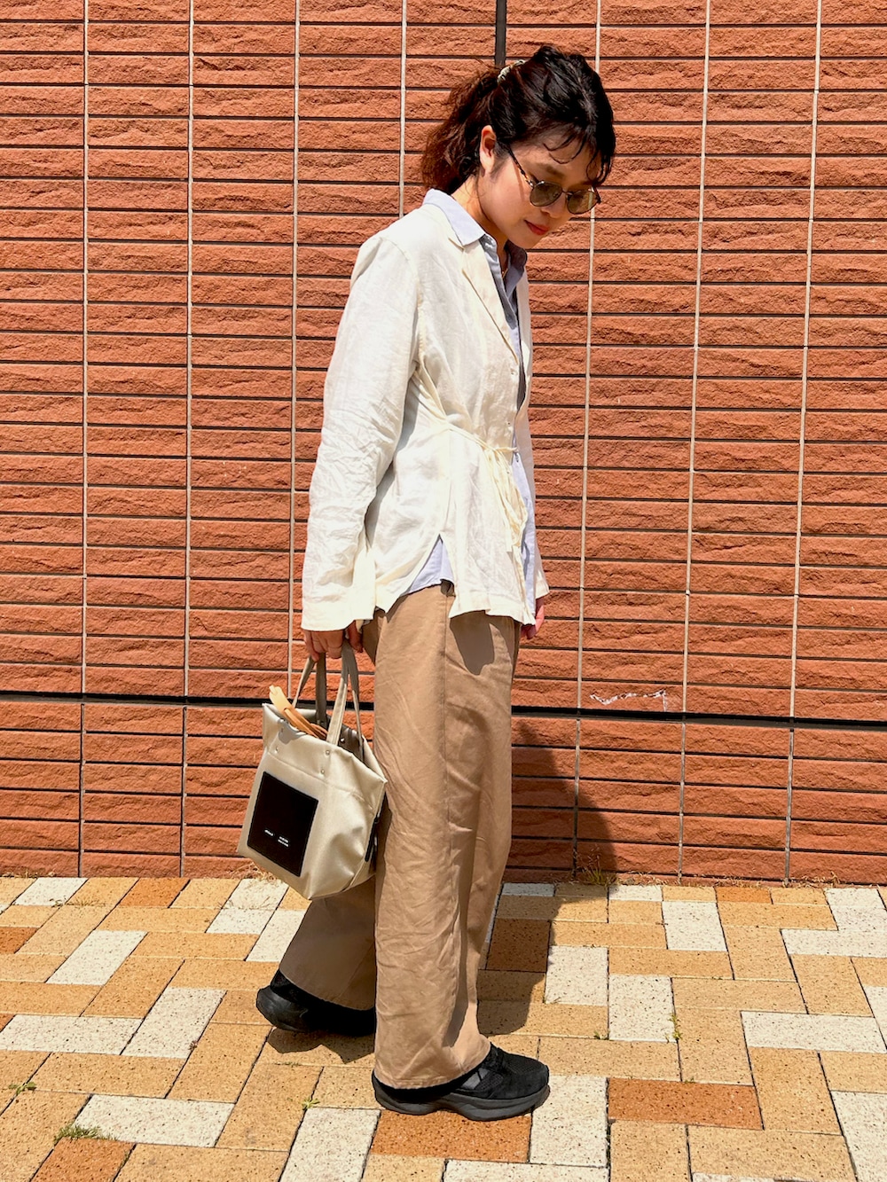 ホワイト系のシャツ/ブラウス、ブラック系のスニーカー、ブルー系のシャツ/ブラウスを着用したレディースの春コーディネートの4枚目の写真