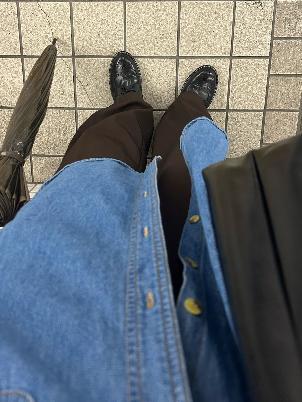 ブラック系のドレスシューズ、ブルー系のシャツ/ブラウス、ブラウン系のスラックスを着用したレディースの秋コーディネートの2枚目の写真