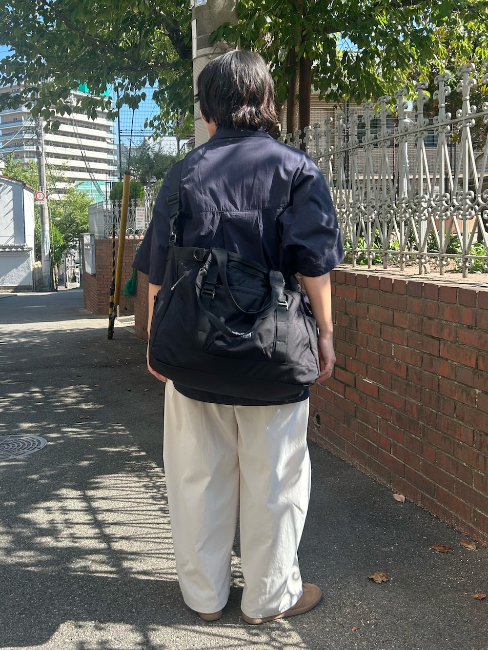 ホワイト系のその他パンツ、ブラウン系のスニーカー、ブルー系のセットアップを着用したレディースの夏コーディネートの2枚目の写真