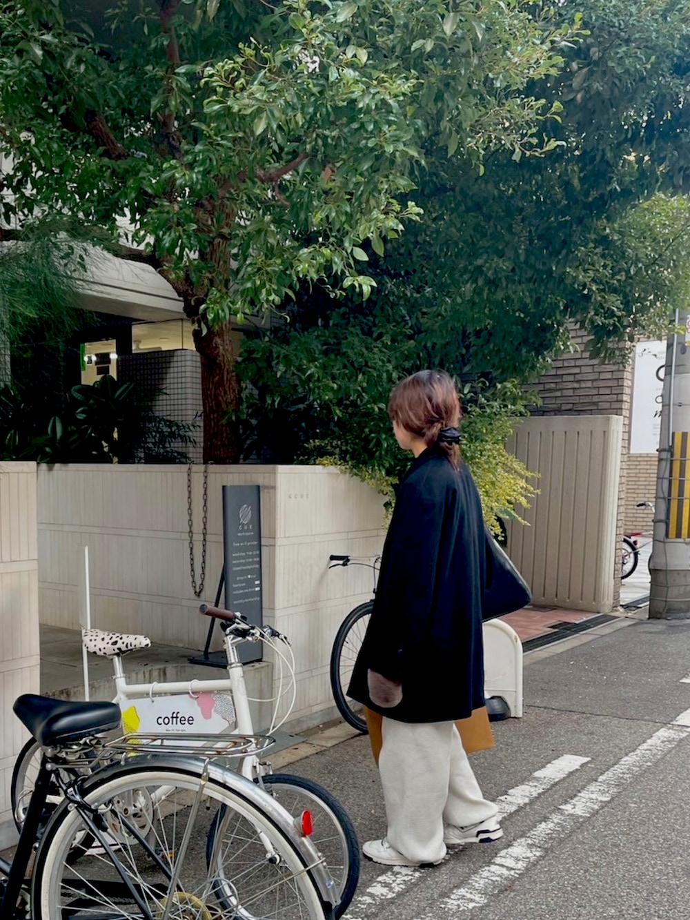 ベージュ系のニット/セーター、グレー系のスウェットパンツ、ホワイト系のスニーカーを着用したレディースの春コーディネートの2枚目の写真